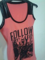 MUSCULOSA  HOMBROS SIMIL CUERO